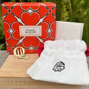 NIB Alexander McQueen 'Q' Skull Gold Alphabet Shoe Charm/Necklace Pendant Goth